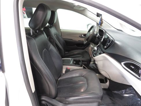 Used 2022 Chrysler Pacifica Touring-L FWD image 10