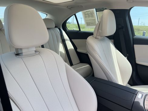 Used 2025 Mercedes-Benz E 350 4MATIC Sedan image 35