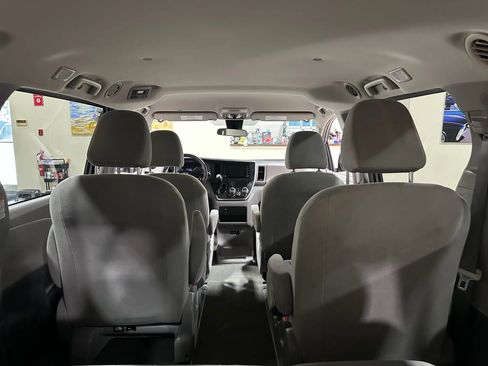 Used 2019 Toyota Sienna L w/ Carpet Mat Package image 28