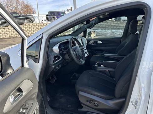Used 2023 Chrysler Pacifica Touring image 33