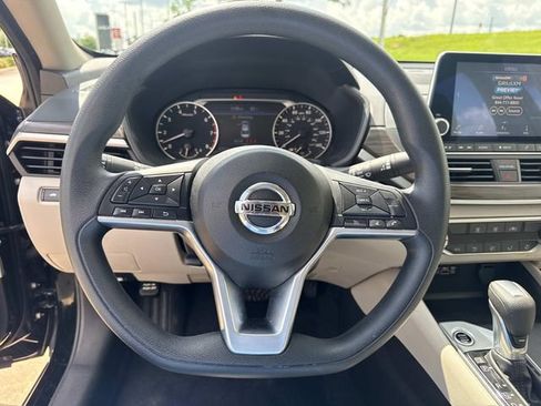 Used 2025 Nissan Altima 2.5 SV FWD image 27