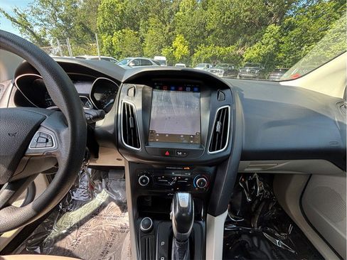 Used 2015 Ford Focus SE FWD image 11