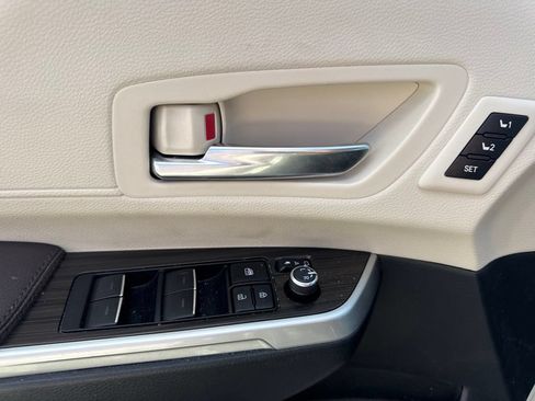 Used 2023 Toyota Sienna Platinum FWD image 13