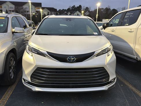 Used 2025 Toyota Sienna Limited image 10