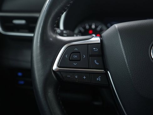 Used 2020 Toyota Highlander XLE image 29