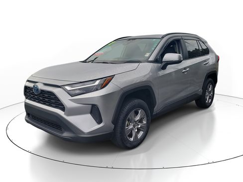 Used 2022 Toyota RAV4 XLE image 3