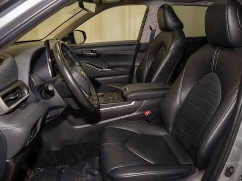 Used 2024 Toyota Highlander XLE image 13