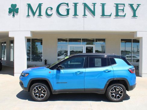 Used 2025 Jeep Compass Trailhawk AWD/4WD image 1