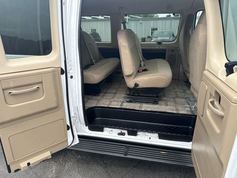 Used 2012 Ford E-350 and Econoline 350 XLT RWD image 14