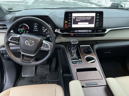 Used 2022 Toyota Sienna XLE image 23