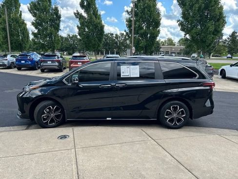 Used 2025 Toyota Sienna Platinum AWD/4WD image 4