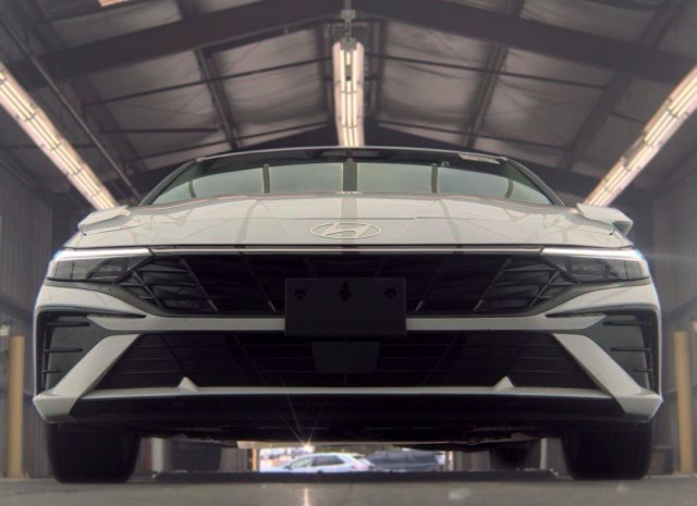 Used 2025 Hyundai Elantra Limited FWD image 3