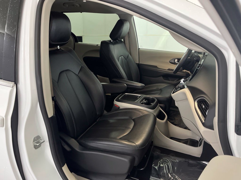 Used 2024 Chrysler Pacifica Touring-L FWD image 23