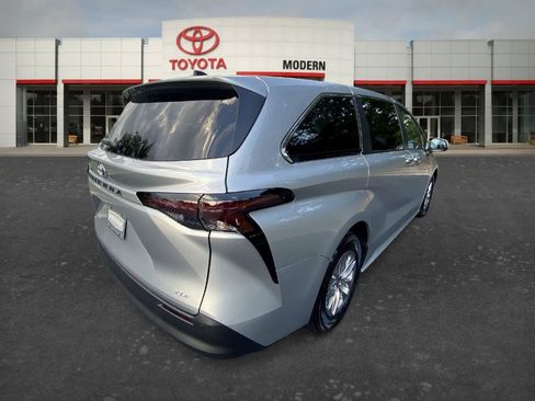 Used 2025 Toyota Sienna XLE FWD image 5