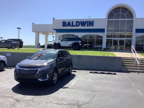 Used 2023 Chevrolet Equinox Premier FWD image 3