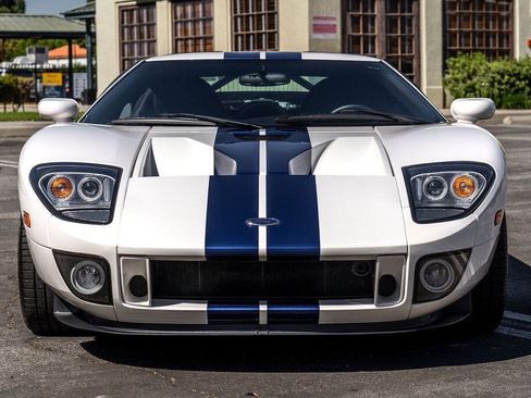 Used 2005 Ford GT RWD image 3