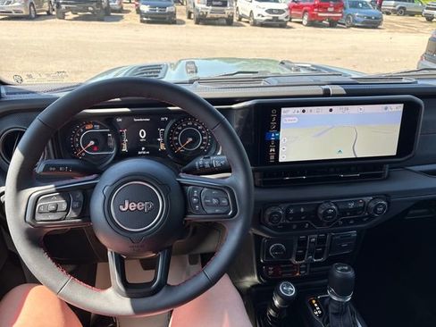 Used 2024 Jeep Wrangler Unlimited Rubicon AWD/4WD image 10