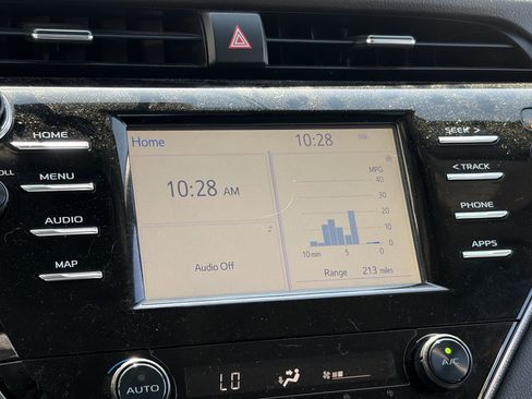 Used 2019 Toyota Camry SE FWD image 6