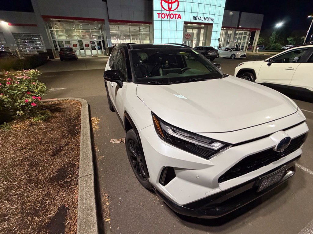Used 2023 Toyota RAV4 XSE AWD/4WD image 8