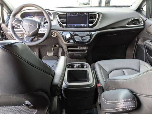 Used 2025 Chrysler Pacifica Select FWD image 4