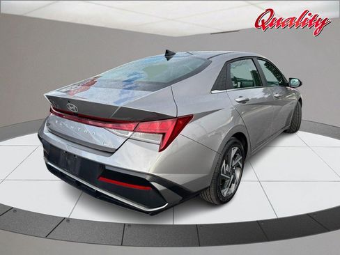 Used 2025 Hyundai Elantra Limited FWD image 3