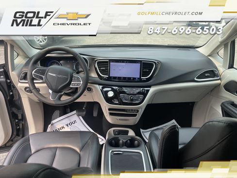Used 2023 Chrysler Pacifica Touring-L FWD image 28