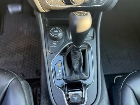 Used 2019 Jeep Cherokee Latitude Plus AWD/4WD image 11