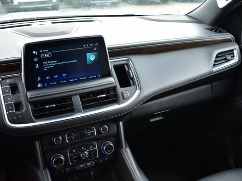 Used 2023 Chevrolet Suburban Premier image 32