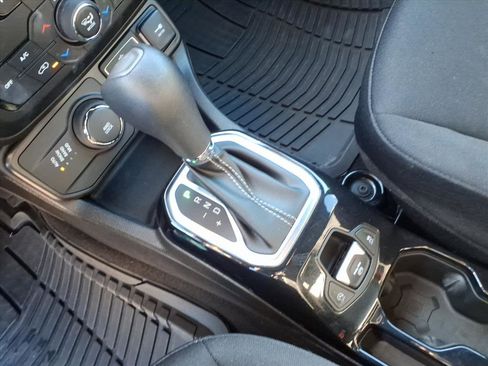 Used 2021 Jeep Renegade Latitude w/ Luxury Group II image 15