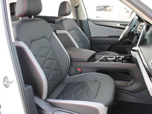 Certified 2025 Volkswagen Atlas Peak Edition SE AWD/4WD image 28