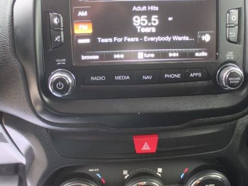 Used 2017 Jeep Renegade Altitude image 23