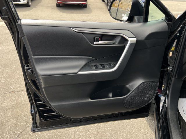 Used 2025 Toyota RAV4 XLE FWD image 30