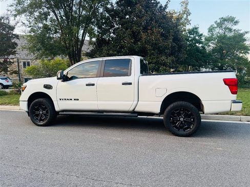 Used 2019 Nissan Titan SV w/ SV Convenience Package image 12