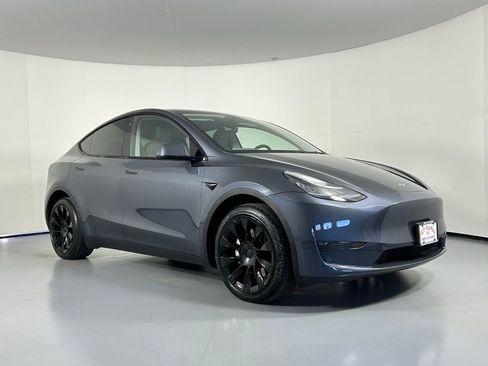 Used 2023 Tesla Model Y Long Range image 1