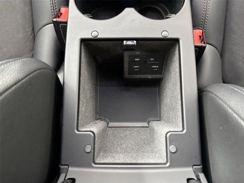 Used 2021 Porsche Macan image 32