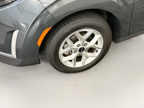 Used 2025 Kia Soul LX w/ LX Technology Package FWD image 11