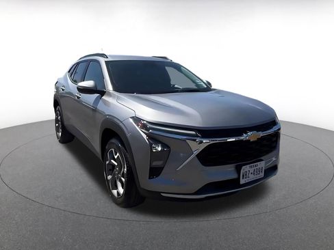 Used 2025 Chevrolet Trax LT FWD image 3