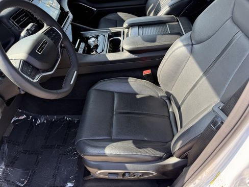 Used 2024 Jeep Wagoneer Series II w/ Flexible Seating Group image 32