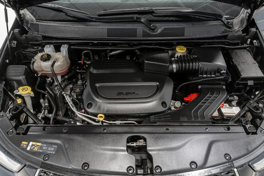 Used 2023 Chrysler Pacifica Touring-L FWD image 3