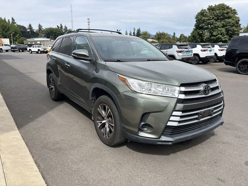 Used 2017 Toyota Highlander LE AWD/4WD image 5