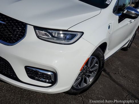 Used 2023 Chrysler Pacifica Limited FWD image 8