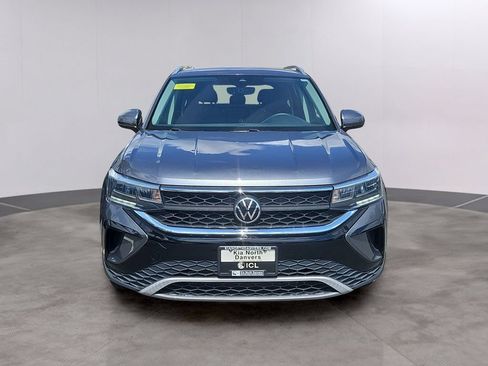 Used 2022 Volkswagen Taos SE w/ Panoramic Sunroof Package AWD/4WD image 2