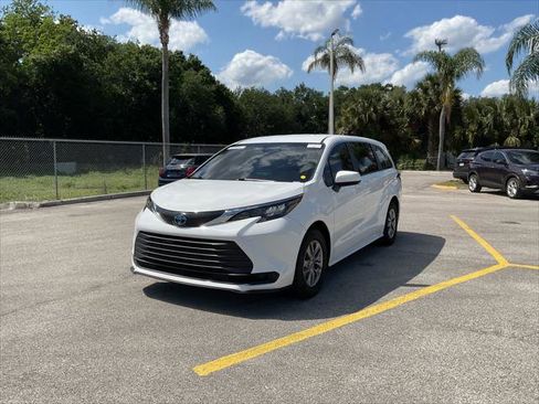 Used 2024 Toyota Sienna LE FWD image 3