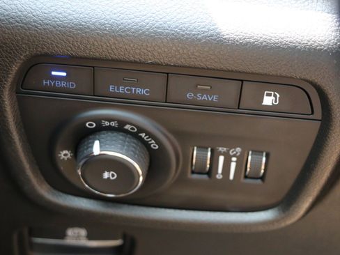 Used 2022 Jeep Grand Cherokee Summit AWD/4WD image 23