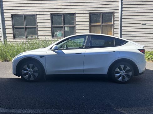 Used 2021 Tesla Model Y Long Range AWD/4WD image 2