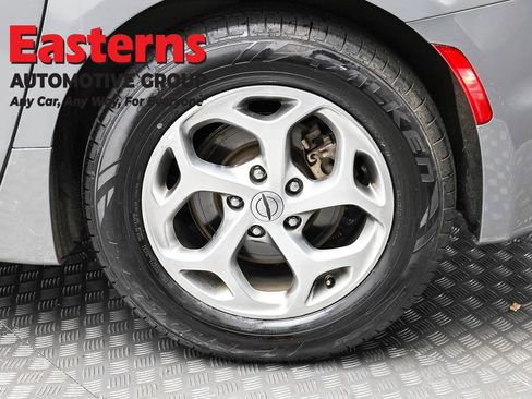 Used 2022 Chrysler Pacifica Limited FWD image 8