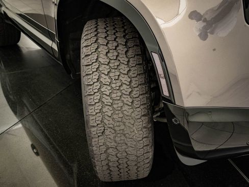 Used 2023 Land Rover Defender 90 SE image 54