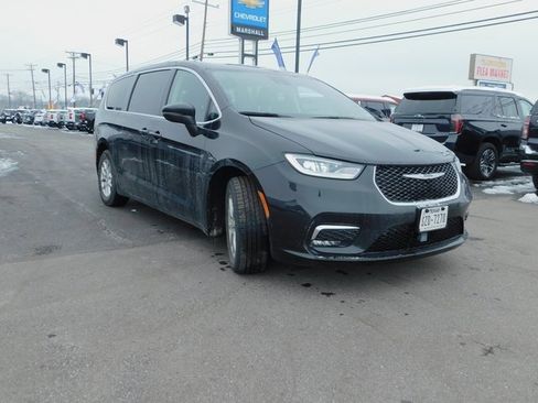 Used 2023 Chrysler Pacifica Touring-L image 4