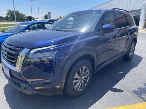Used 2025 Nissan Pathfinder SV FWD image 12