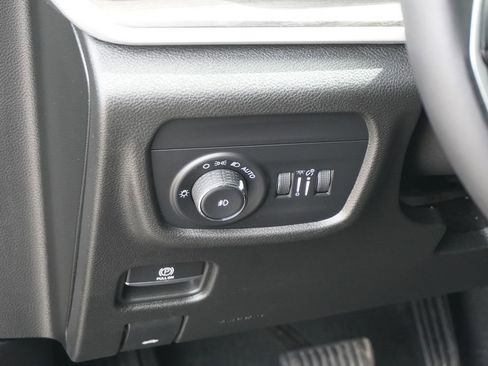 Used 2023 Jeep Grand Cherokee L Limited w/ Black Appearance Package AWD/4WD image 16